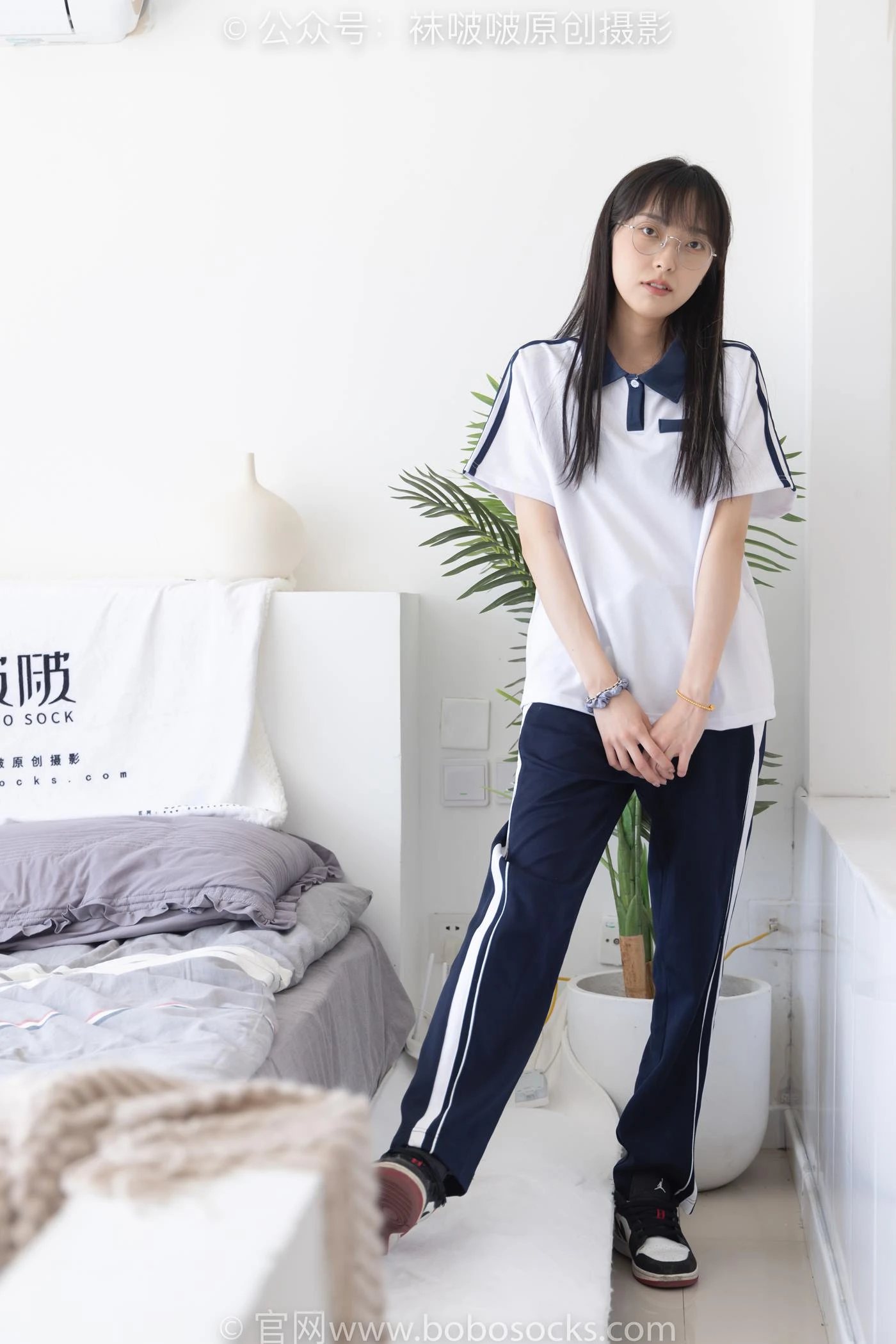 [BoBoSocks袜啵啵]NO.207 稚予-aj板鞋、白棉袜、油亮白丝、校服裤里丝[140P/1V/5.25GB]