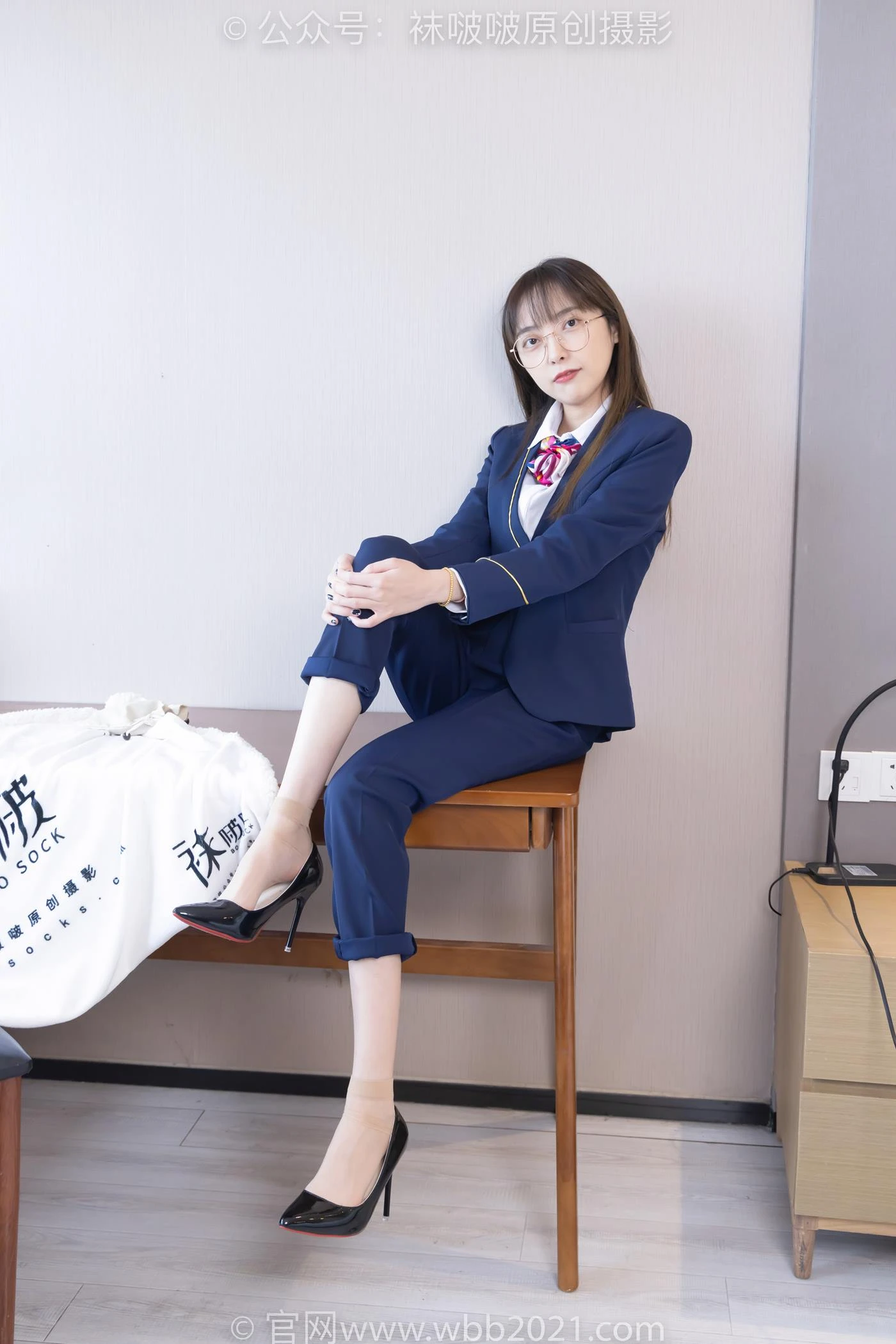 [BoBoSocks袜啵啵]NO.509 稚予-高跟鞋、短肉丝、黑色美甲、银行至服、半脱袜子[150P/1V/5.51GB]