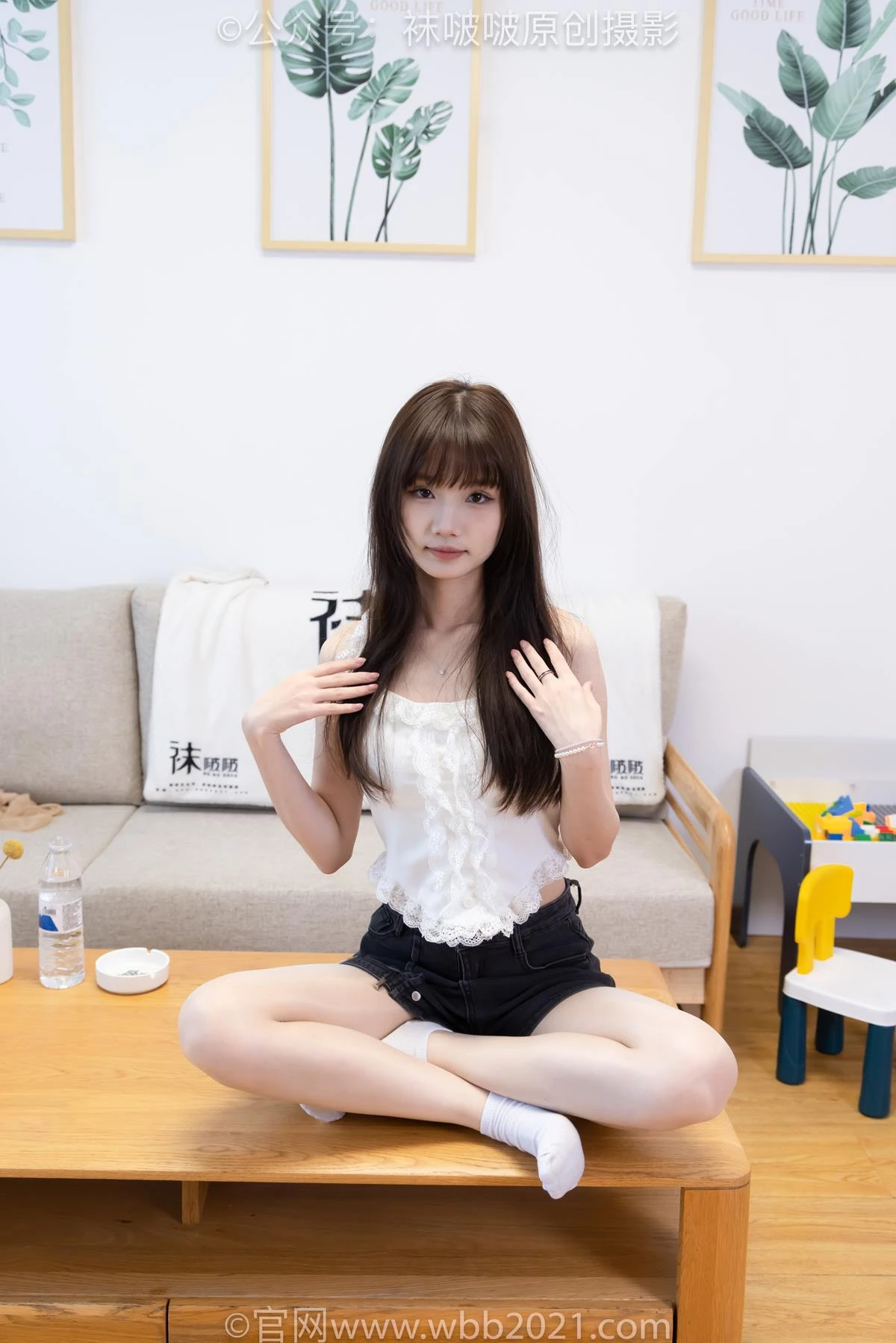[BoBoSocks袜啵啵]NO.570 甜甜圈-板鞋、白棉袜、油亮肉丝[150P/1V/6.27GB]