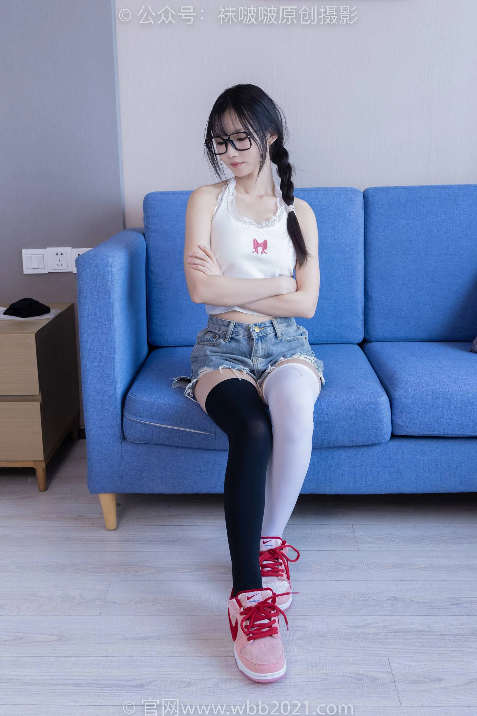 [BoBoSocks袜啵啵]NO.390 甜甜圈-板鞋、厚黑丝大腿袜、厚白丝大腿袜[148P/1V/6.19GB]