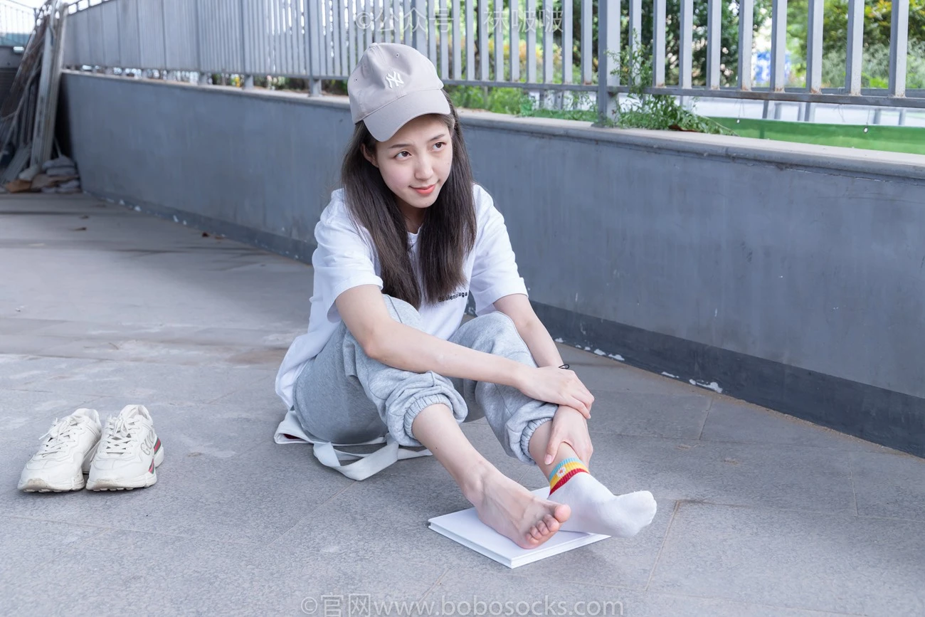[BoBoSocks袜啵啵]NO.012 泡芙-运动鞋、白棉袜、裸足 [132P/1V/3.65GB]