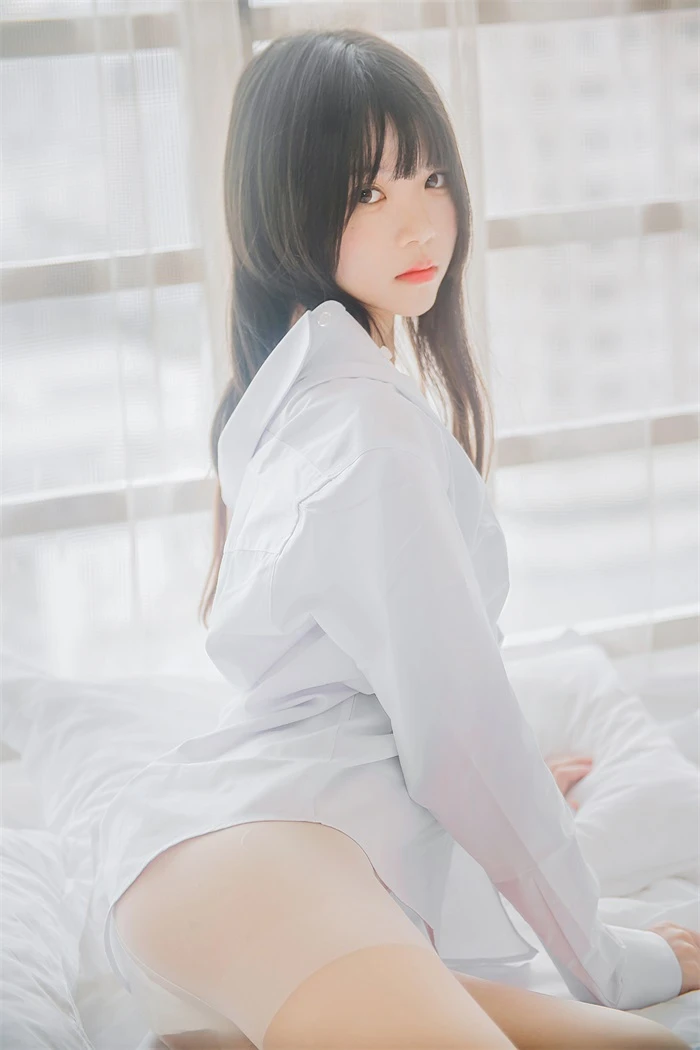 萝莉风COS 桜桃喵 – 白衬衫长发披肩 [49P/409MB]