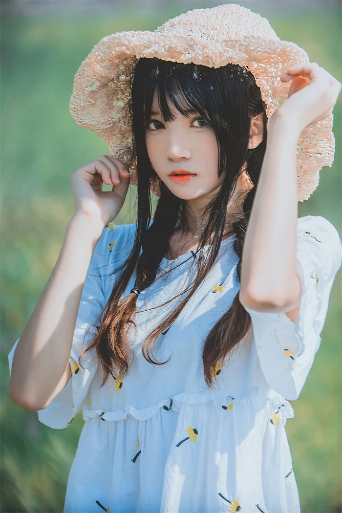萝莉风COS 桜桃喵 – 户外美丽的田野 [29P/289MB]