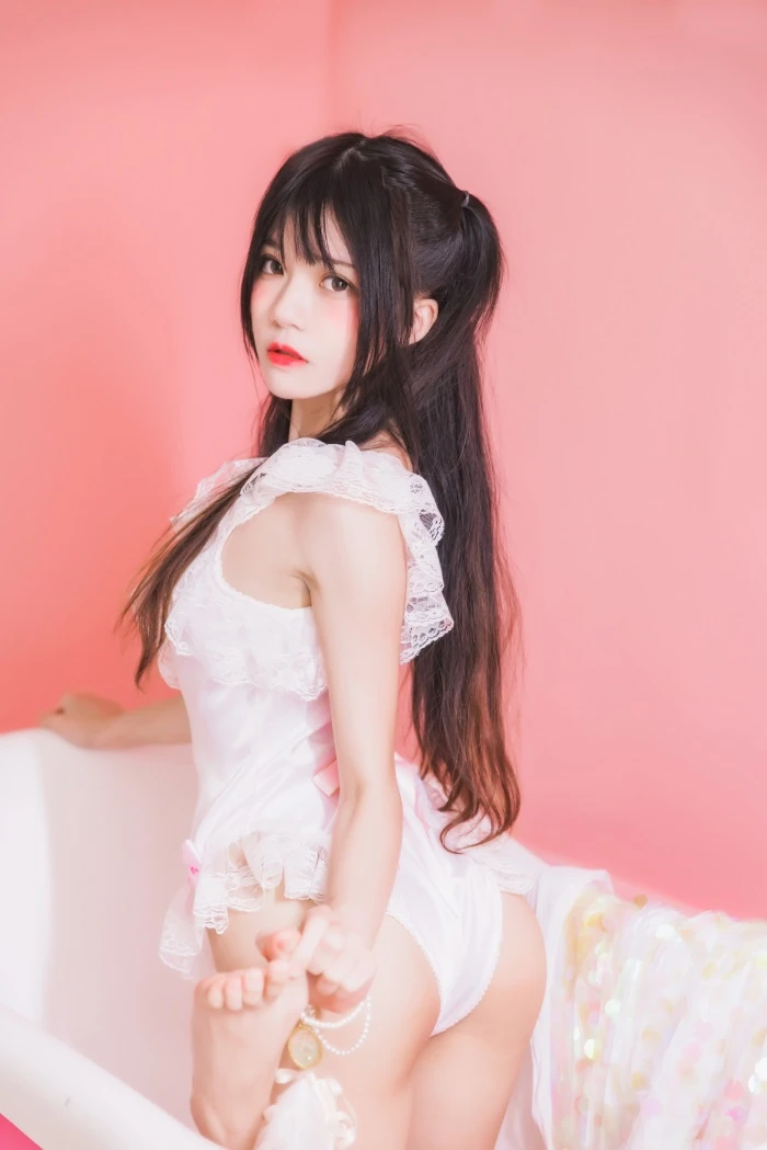 萝莉风COS 桜桃喵 – 冬眠系列-粉色浴缸 [57P/719MB]