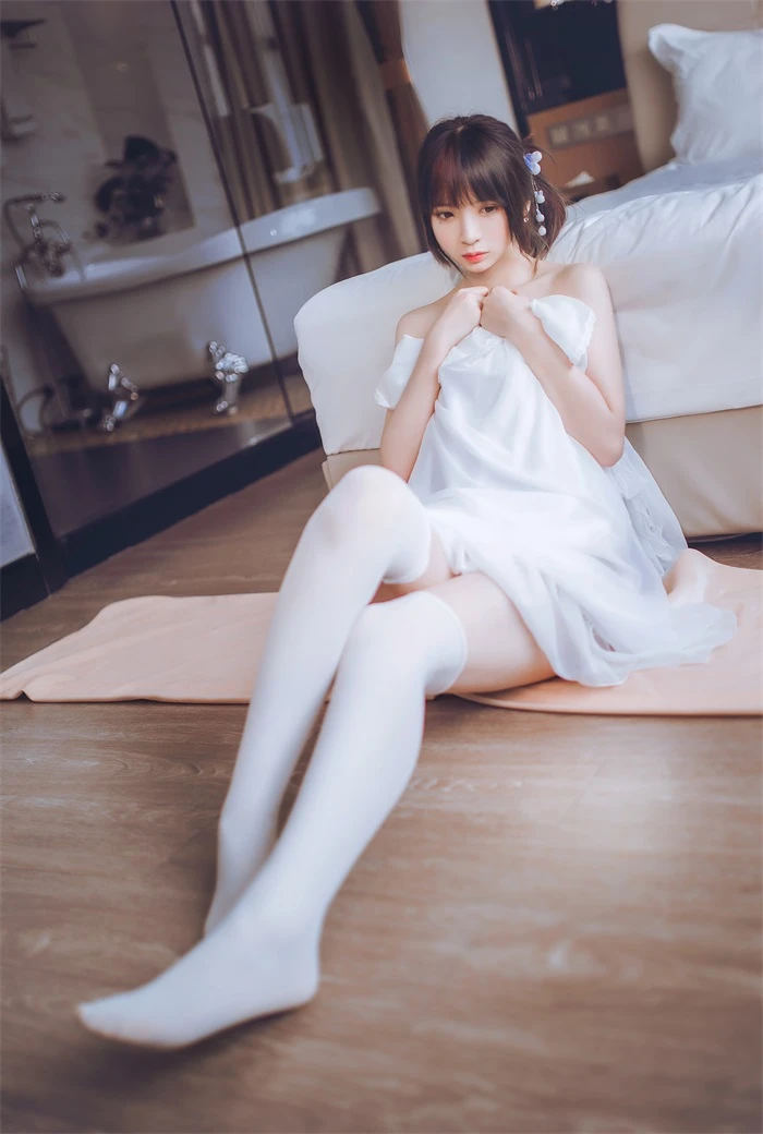 网红Coser@疯猫ss -白色睡衣 [24P/182MB]