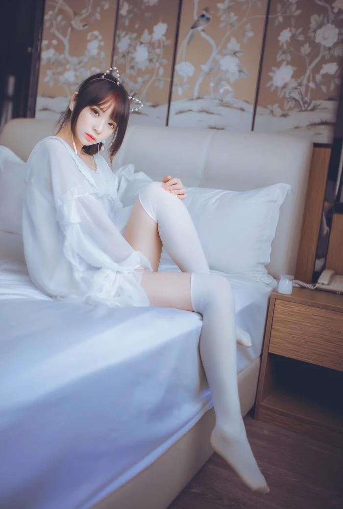 网红Coser@疯猫ss -白色睡衣 [24P/182MB]
