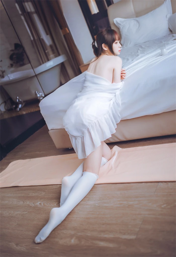 网红Coser@疯猫ss -白色睡衣 [24P/182MB]