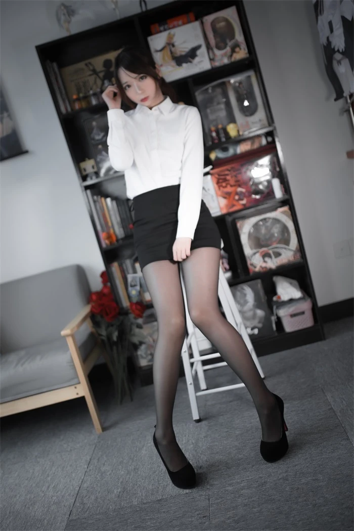 网红Coser@疯猫ss – 黑丝办公室职业装 [30P/176MB]
