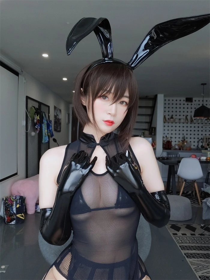 人气动漫Coser@白银81 – 透明旗袍渔网袜 [45P/2V/468MB]