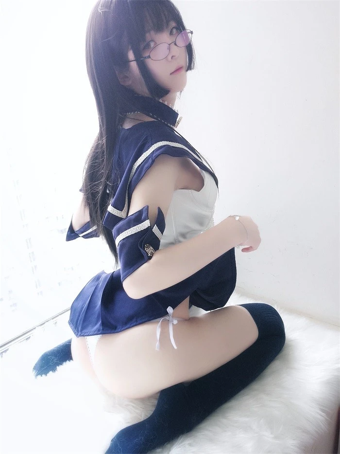 微博妹子@一小央泽-武士刀与水手服 [51P/347MB]