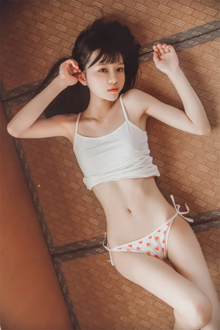 萝莉风COS 桜桃喵 – 小背心换水手服第一部+第二部 经典小合集 [144P/1.44G]
