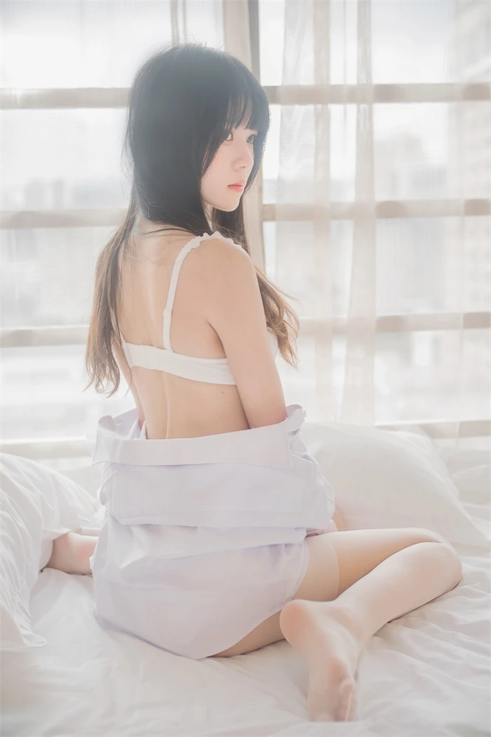 萝莉风COS 桜桃喵 – 白衬衫长发披肩 [49P/409MB]