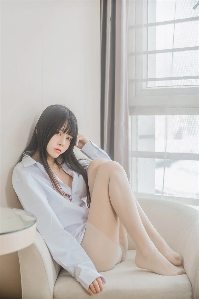 萝莉风COS 桜桃喵 – 白衬衫长发披肩 [49P/409MB]