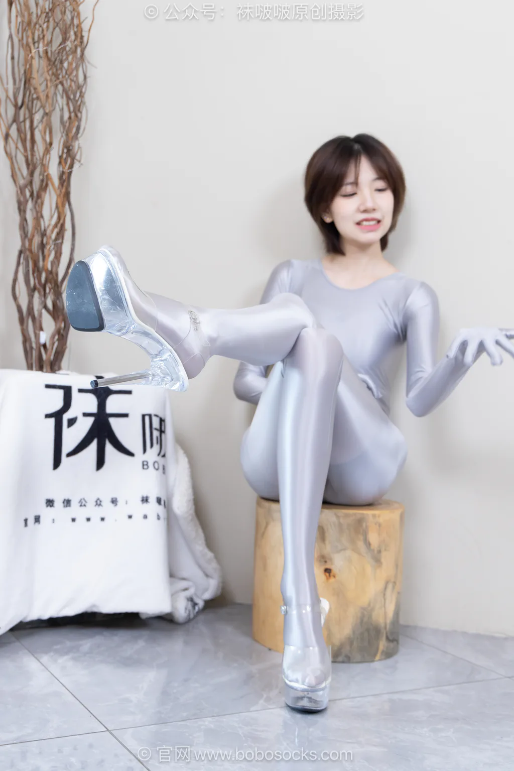 [BoBoSocks袜啵啵]NO.718 小甜豆-高跟凉鞋、银色连体衣[190P/1V/5.85GB]