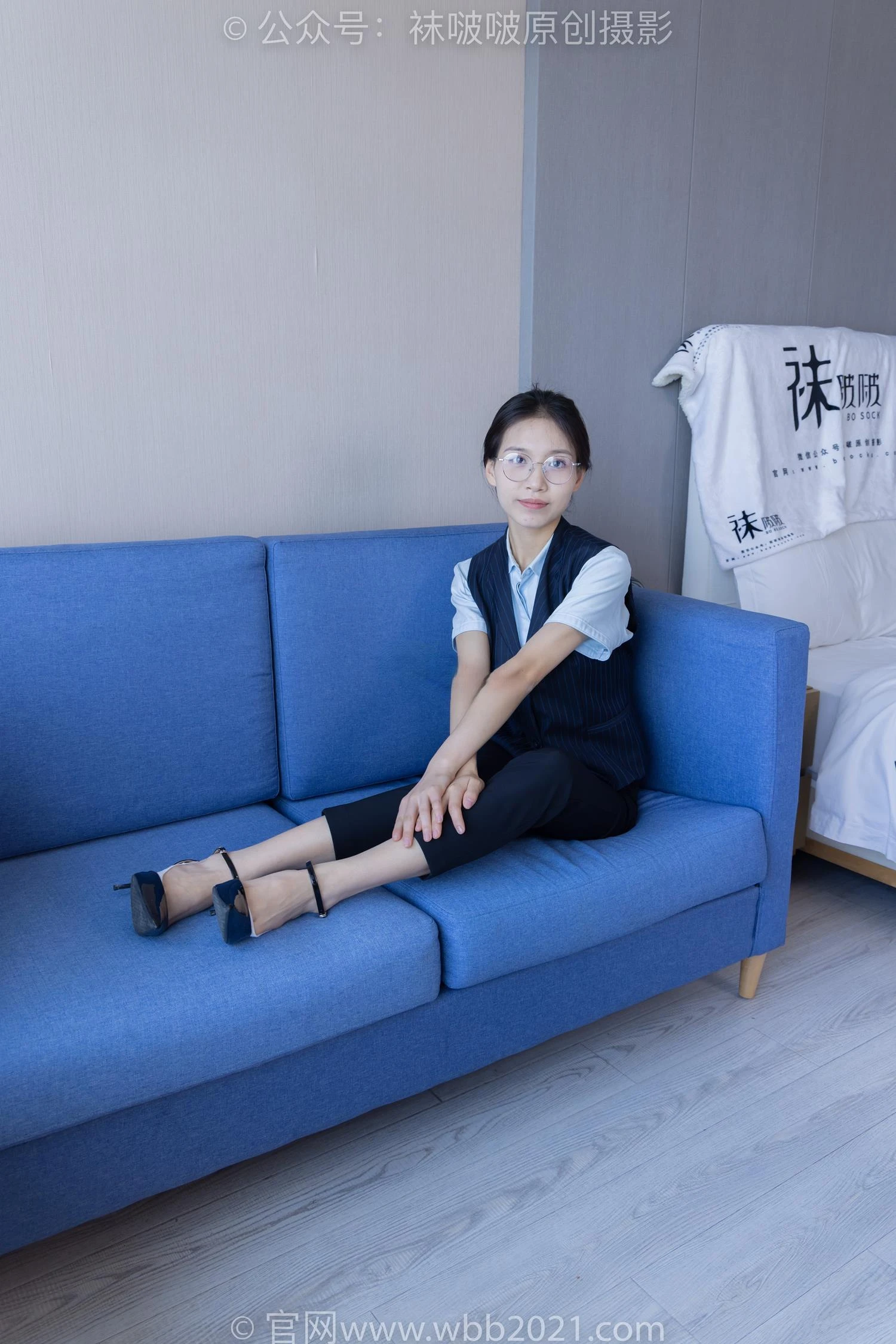 [BoBoSocks袜啵啵]NO.413 芝士-高跟鞋、白色吊带船袜、银行至服[145P/1V/5.76GB]