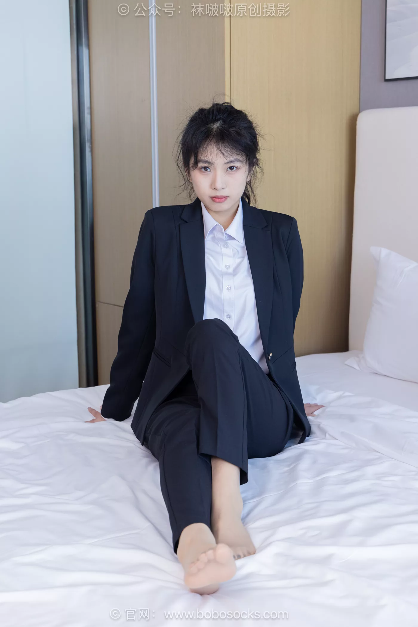 [BoBoSocks袜啵啵]NO.489 奶油 两双高跟鞋、薄肉丝、ol至服裤里丝、黑色美甲[151P/1V/7.76GB]
