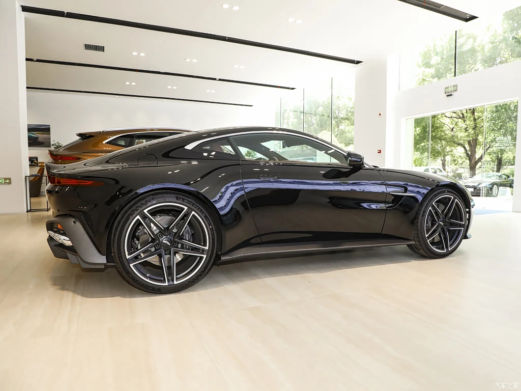 阿斯顿・马丁_V8 Vantage 2024款 4.0T V8 Coupe 高清图集