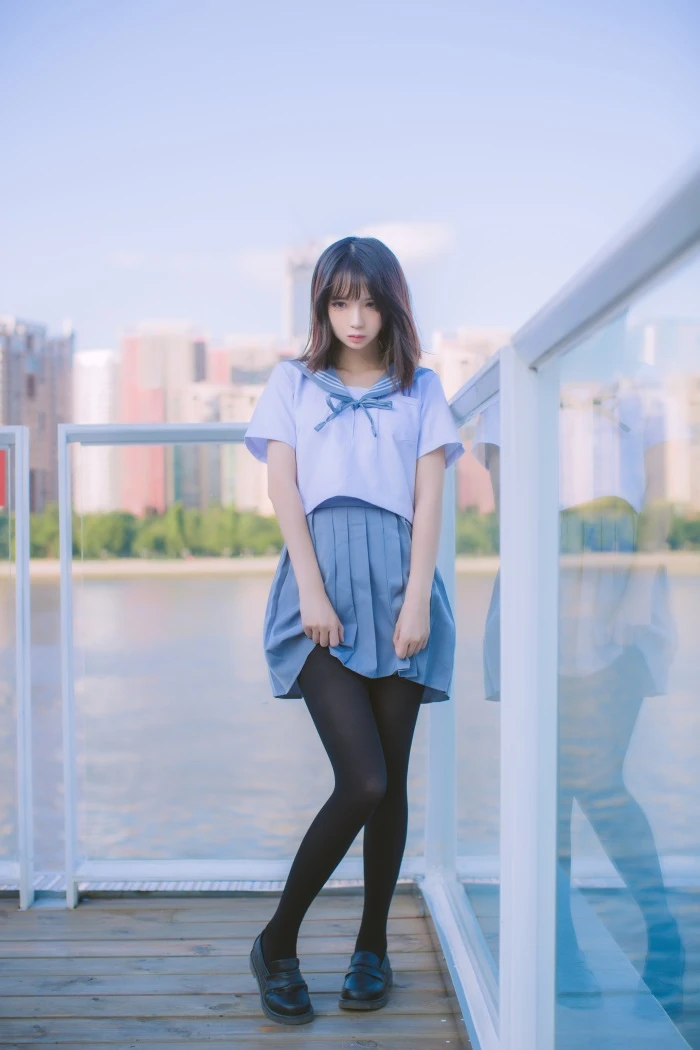 网红Coser@疯猫ss -海边 蓝色制服 [15P/150MB]