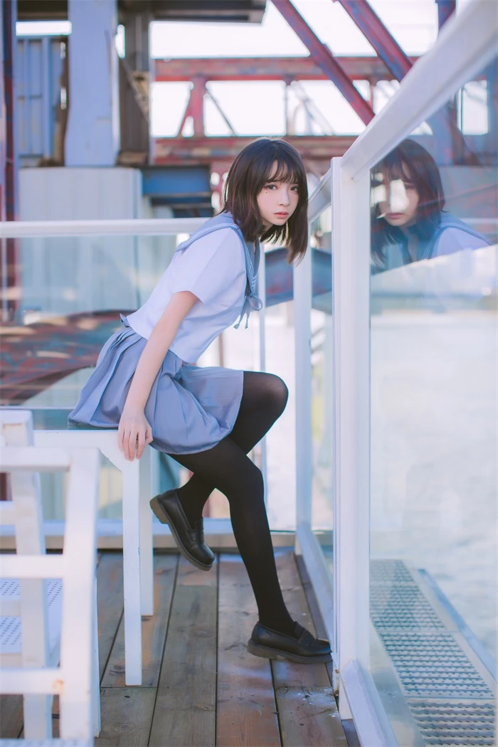 网红Coser@疯猫ss -海边 蓝色制服 [15P/150MB]