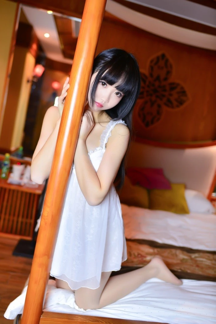 微博红人Coser@雪琪SAMA – 纯情白色蕾丝睡衣 [11P/71MB]