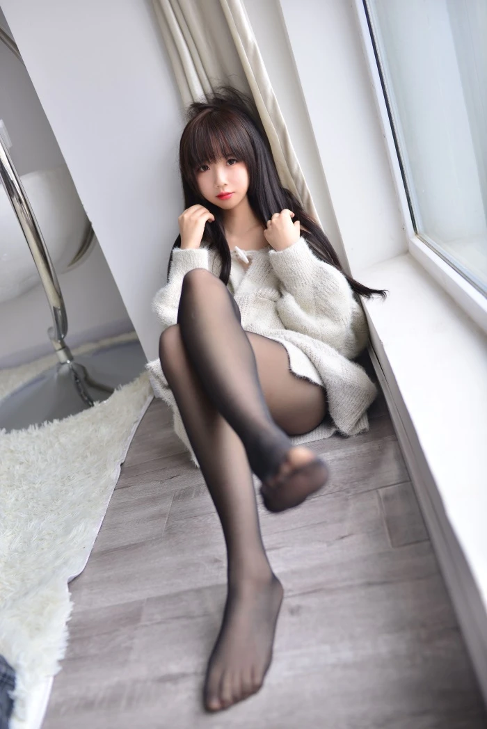网红Cos小姐姐@雪琪 – 毛衣少女 [34P/53MB]