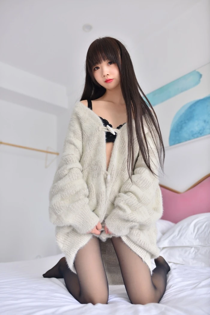 网红Cos小姐姐@雪琪 – 毛衣少女 [34P/53MB]