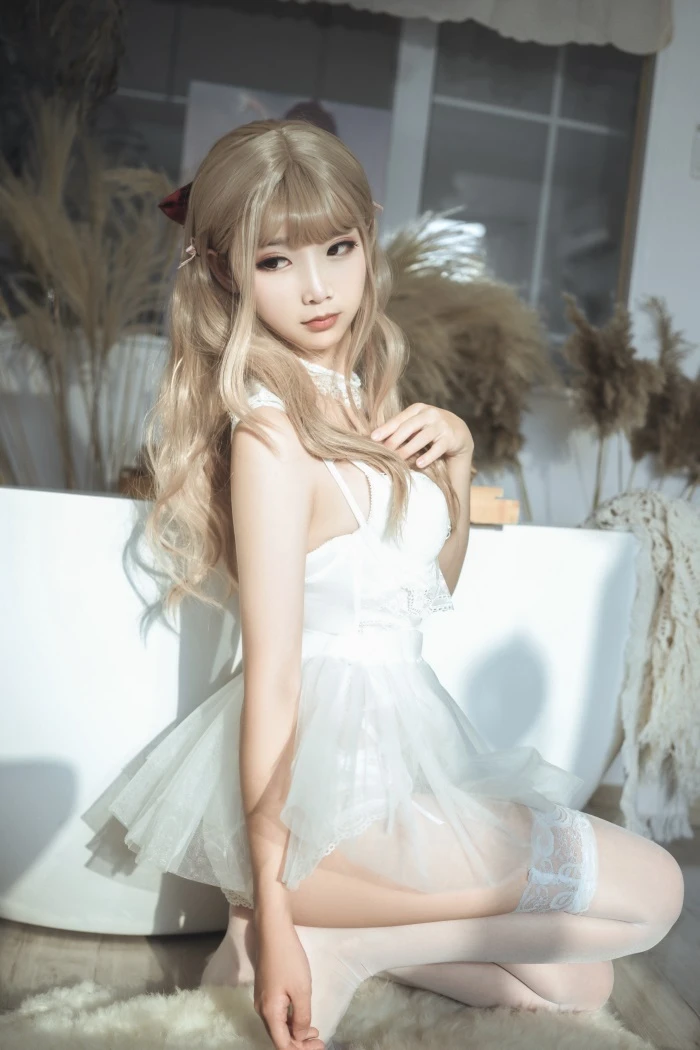 网红Coser@面饼仙儿 – 纯白复古内衣套 [25P/274MB]