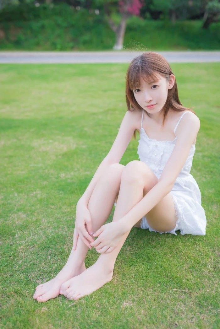 风之领域精品写真@No.056 草坪上青纯的学妹 [50P/229MB]