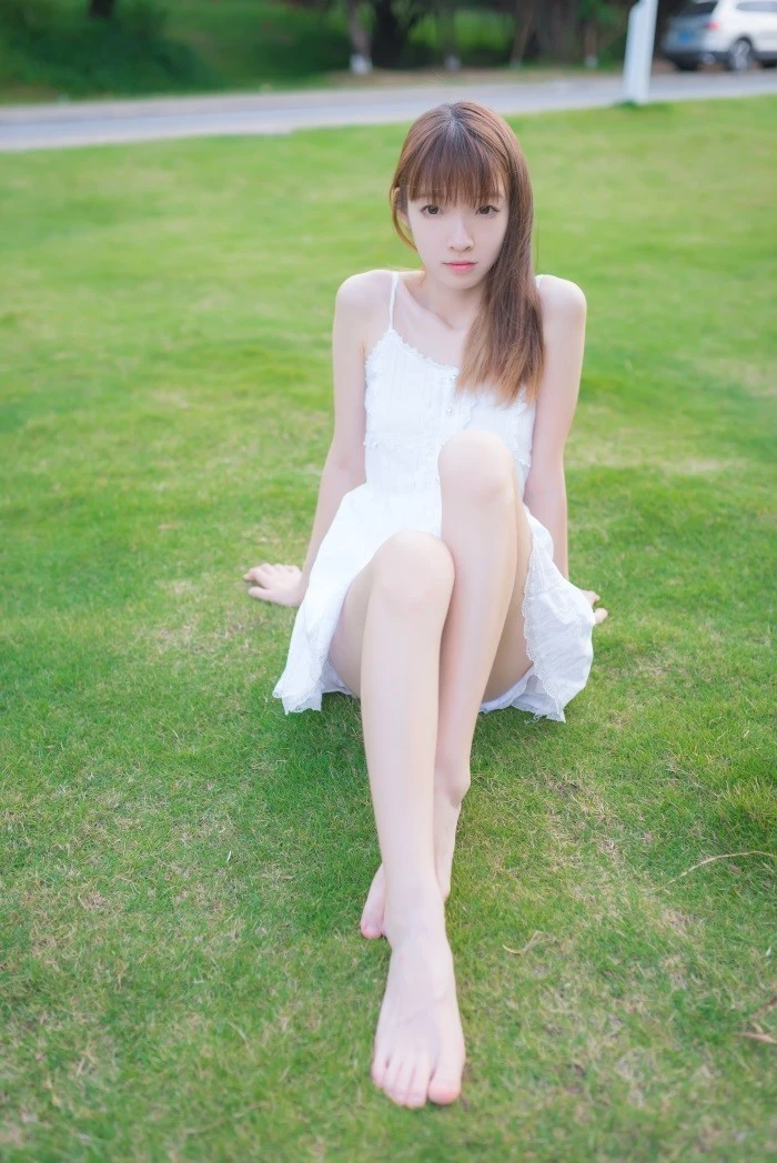风之领域精品写真@No.056 草坪上青纯的学妹 [50P/229MB]
