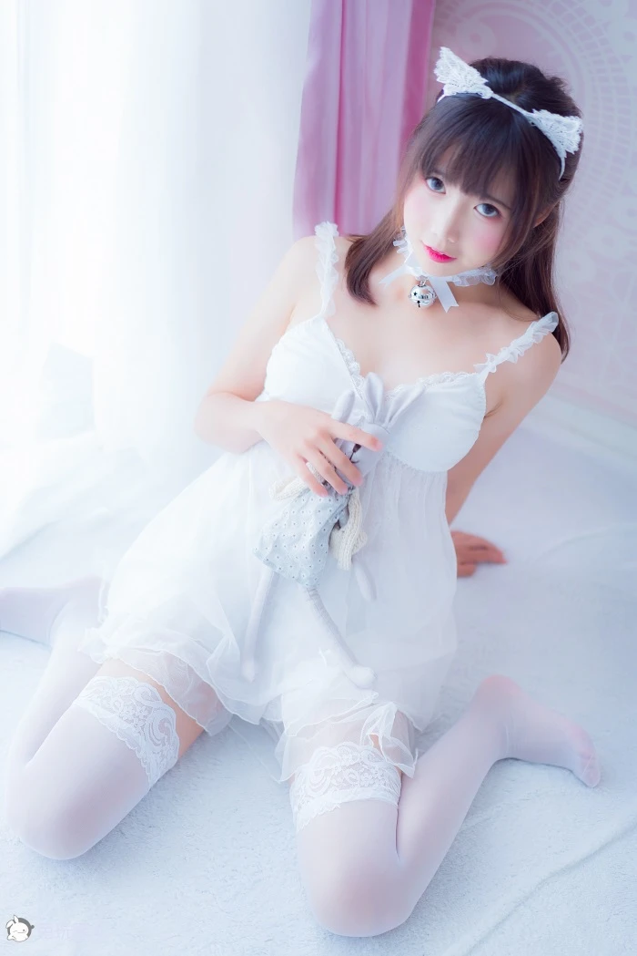 网红Coser@面饼仙儿 – 白丝吊带睡衣 [50P/1.46GB]