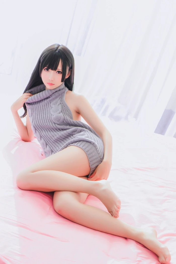 网红Coser@面饼仙儿 – 长腿露背毛衣 [41P/903MB]
