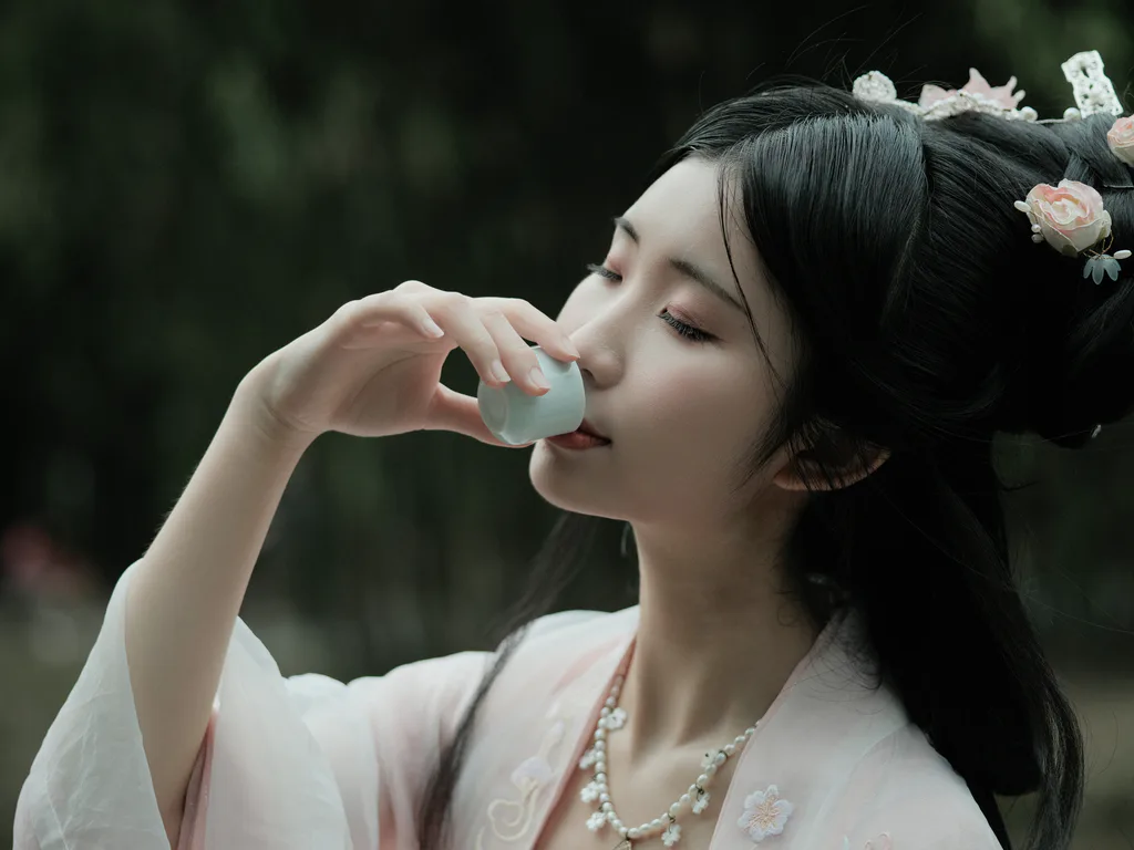 [YITUYU艺图语]2023.04.01 酒歌 桃菲子[23+1P/1.07GB]