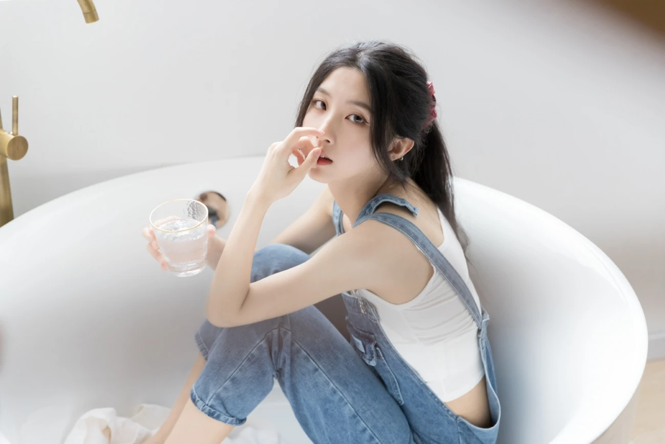 [YITUYU艺图语] 2021.04.21 蓝色牛仔裤 小铟 [25P/310MB]