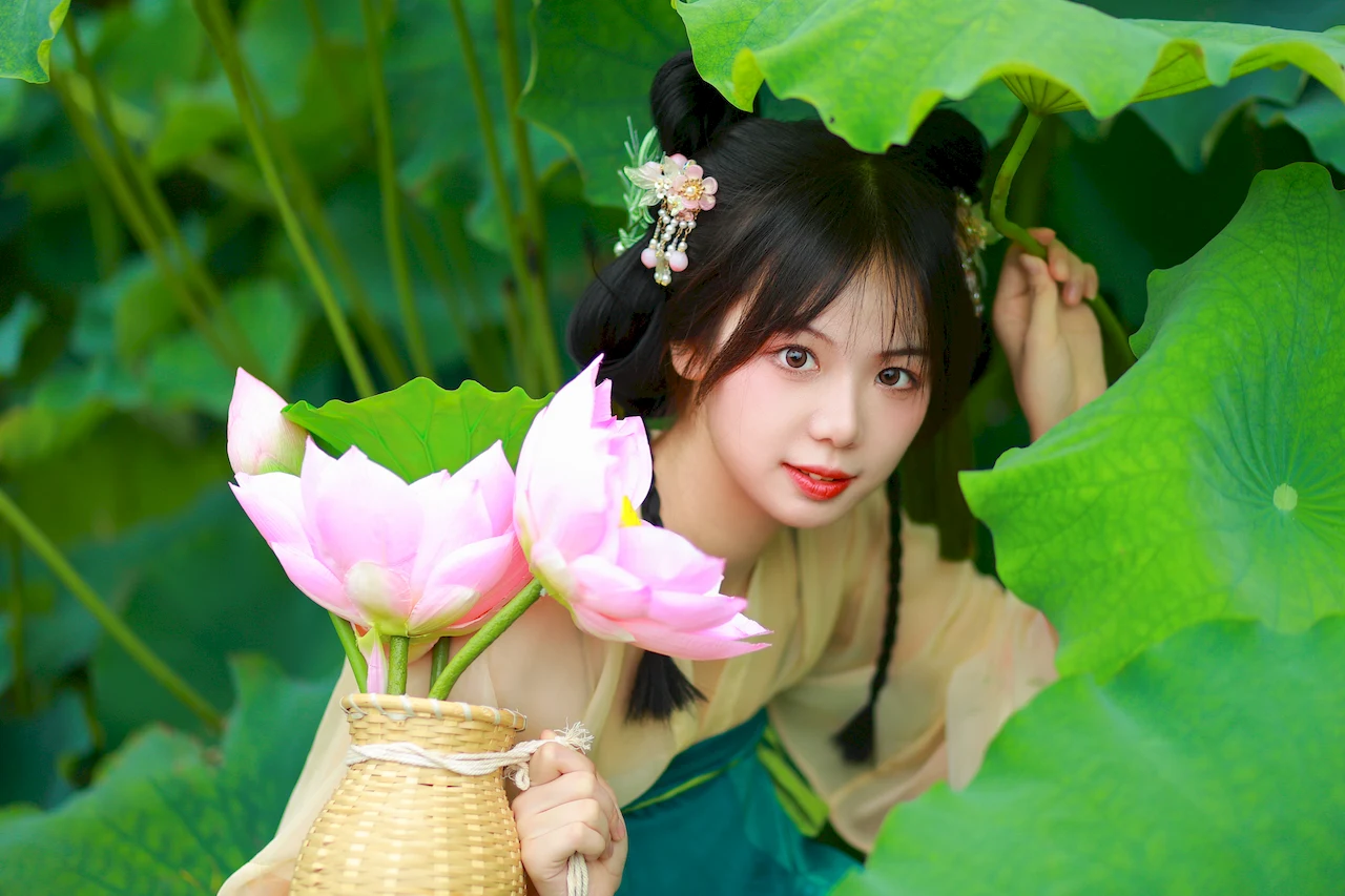 [YITUYU艺图语]2023.07.10 荷塘少女 暮烟色CC[26+1P/214MB]