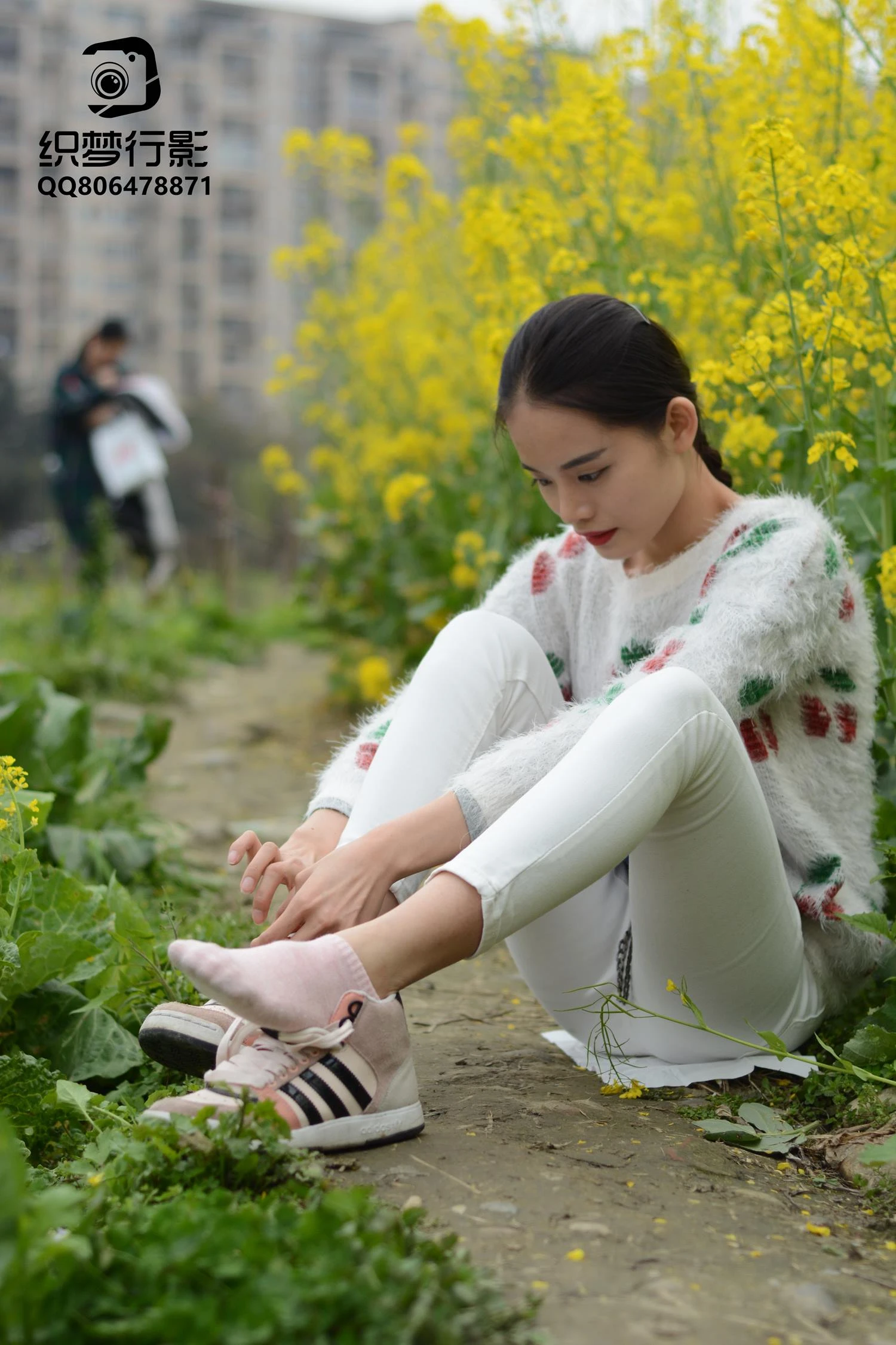 [织梦映像]NO.098 油菜花田里的棉袜 [199P/1.13G]