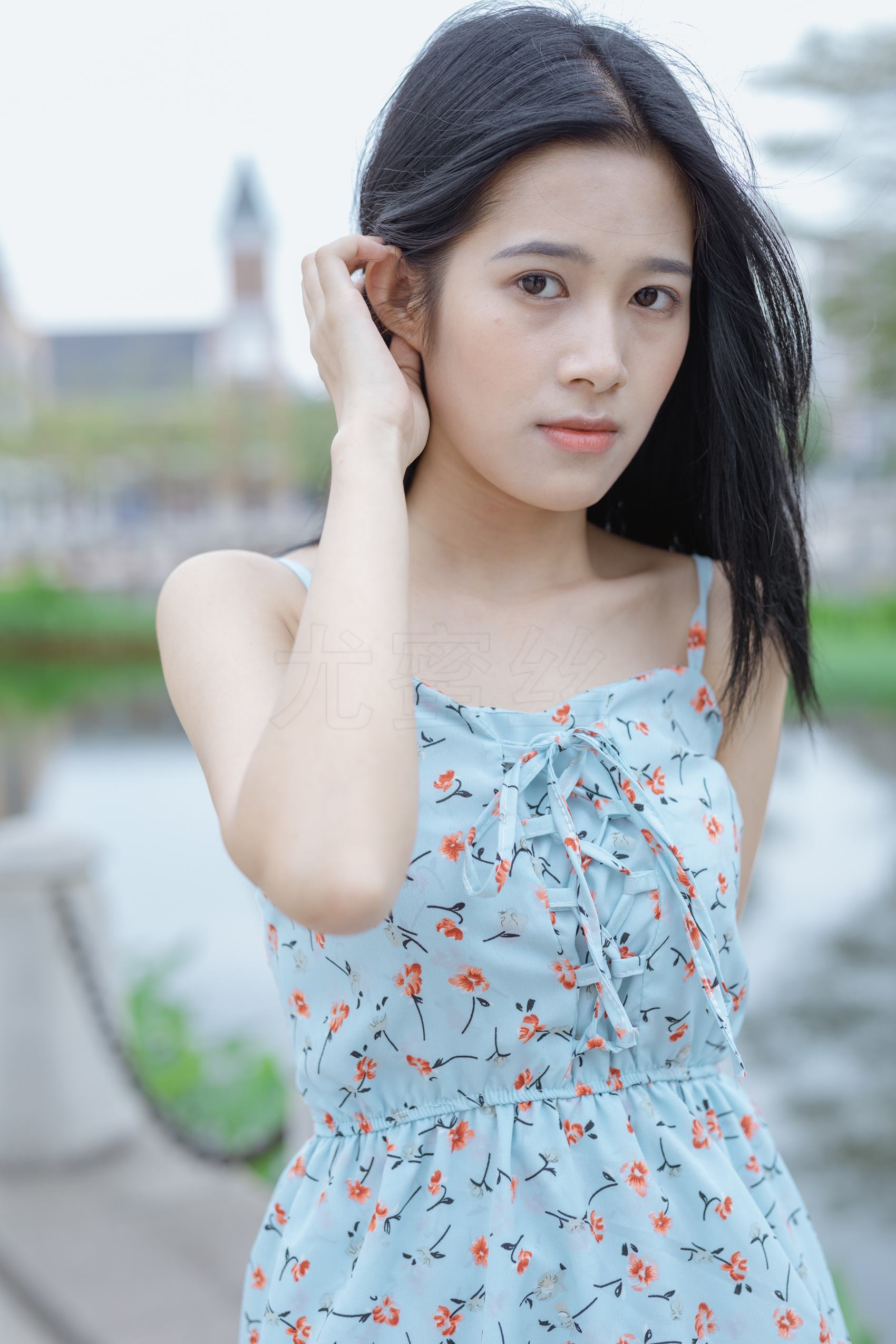 尤蜜丝 NO.049 穿搭推广展示图集 公园里的蓝色碎花裙[68P/662MB]