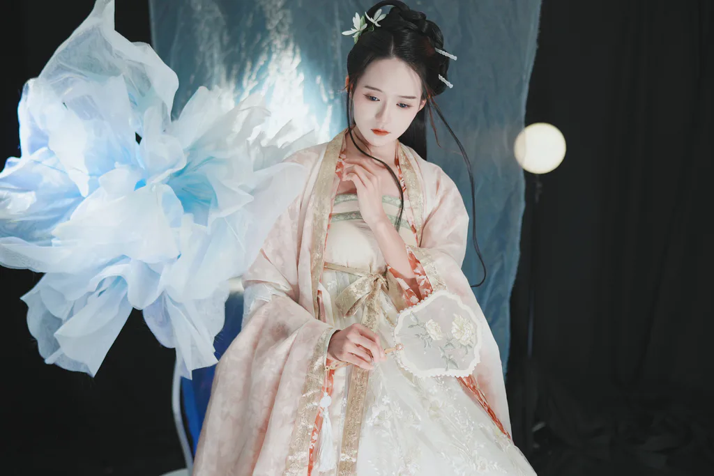 [YITUYU艺图语]2023.05.30 寄明月 兔子Zzz不吃胡萝卜[38+1P/431MB]