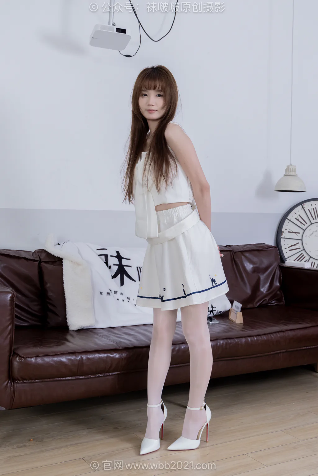 [BoBoSocks袜啵啵]NO.650 甜甜圈-高跟鞋、油亮珠光厚白丝、裸足[149P/1V/6.10GB]