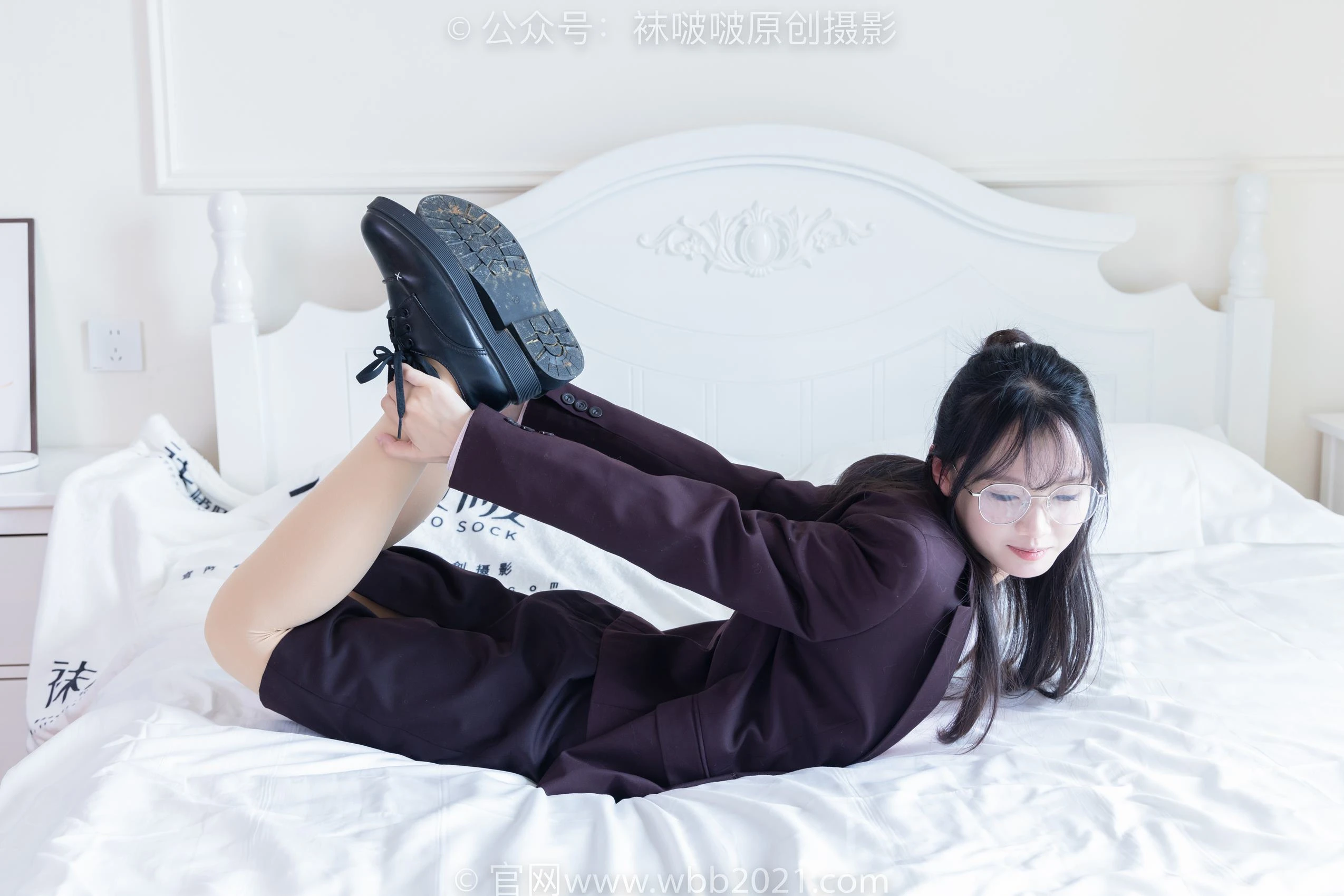[BoBoSocks袜啵啵]NO.362 甜甜圈-两双皮鞋、厚肉丝、厚黑丝、ol至服[230P/1V/7.96MB]