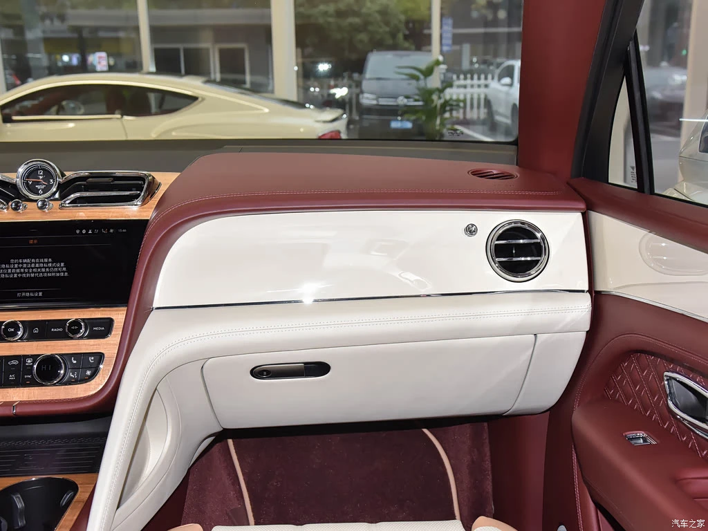 宾利_添越插电混动 2023款 3.0T PHEV 傲世版 高清图集