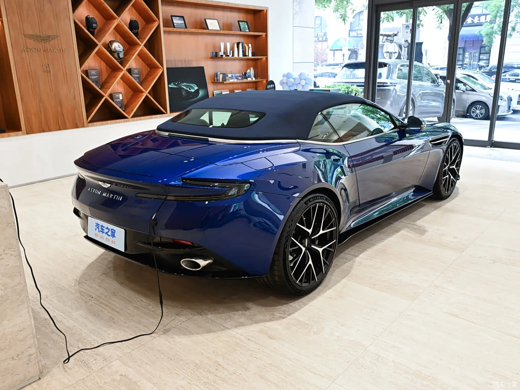 阿斯顿・马丁_阿斯顿・马丁DB12 2025款 4.0T V8 Volante 高清图集