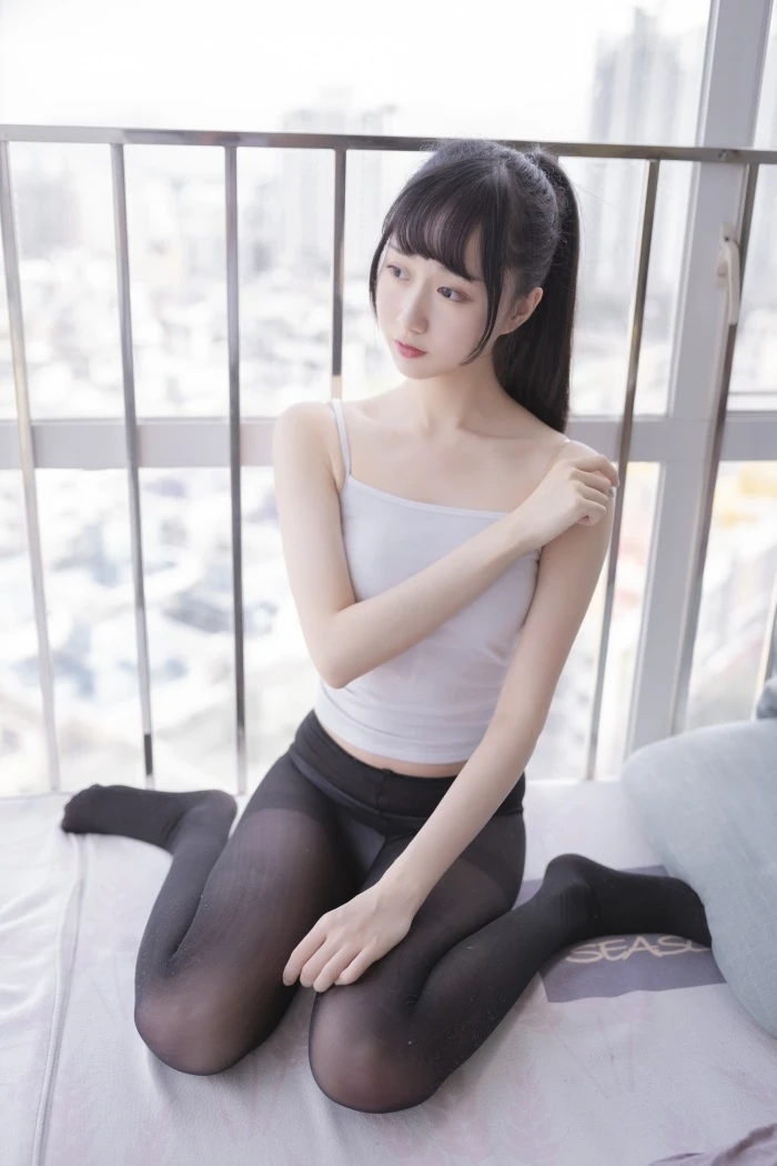 网红Coser@木绵绵OwO – 背心黑丝居家日常完美写真 [40P/260MB]