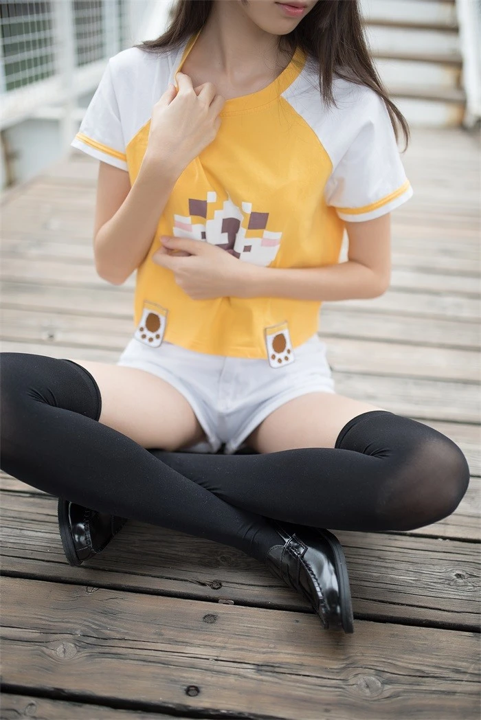 风之领域精品写真@No.002 户外短裤黑丝 [49P/107MB]