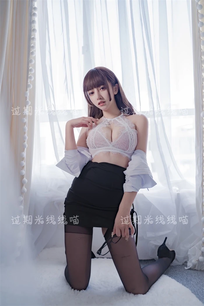 微博妹子@过期米线线喵 OL黑丝装 [40P/9MB]