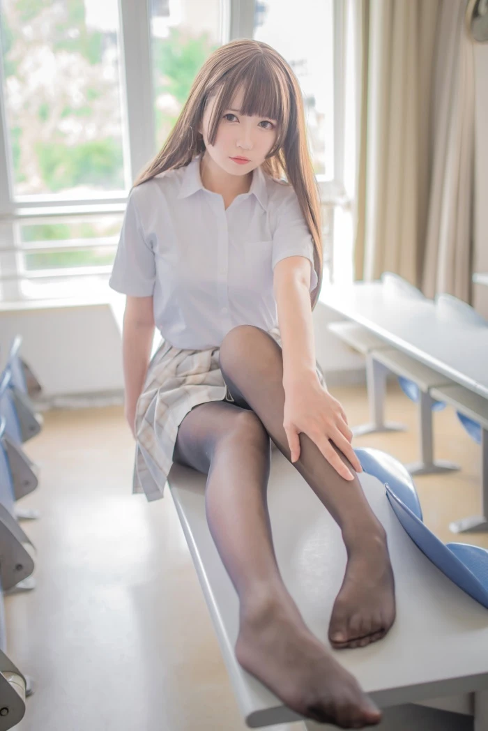 白金Saki写真 – 制服黑丝 [24P/217MB]