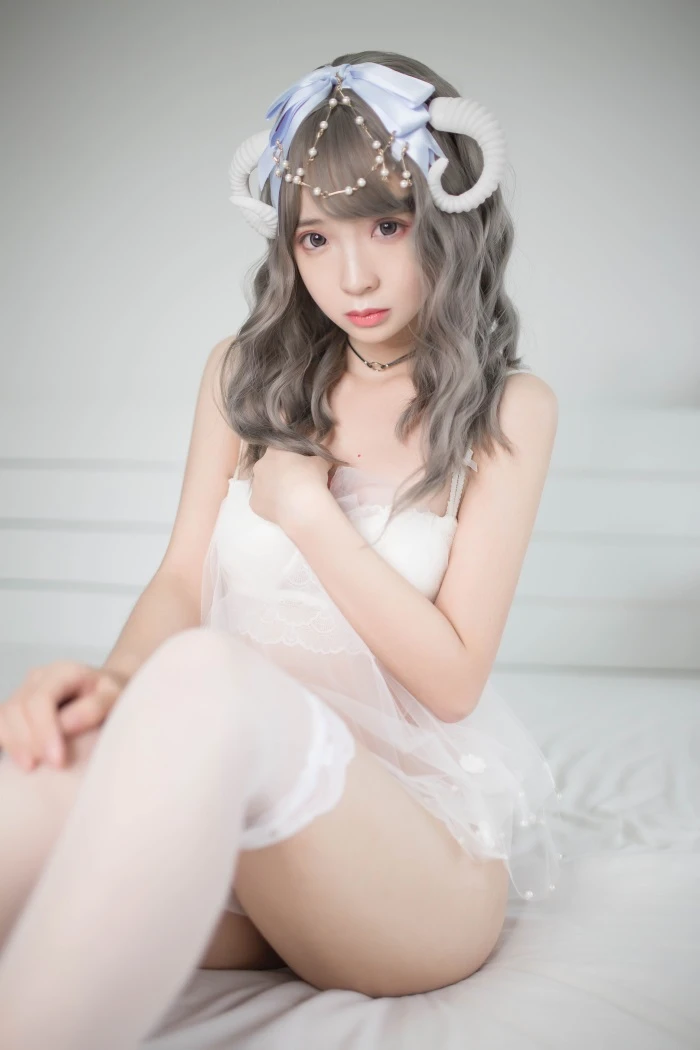 网红Coser@疯猫ss -白内衣 [18P/52.2MB]