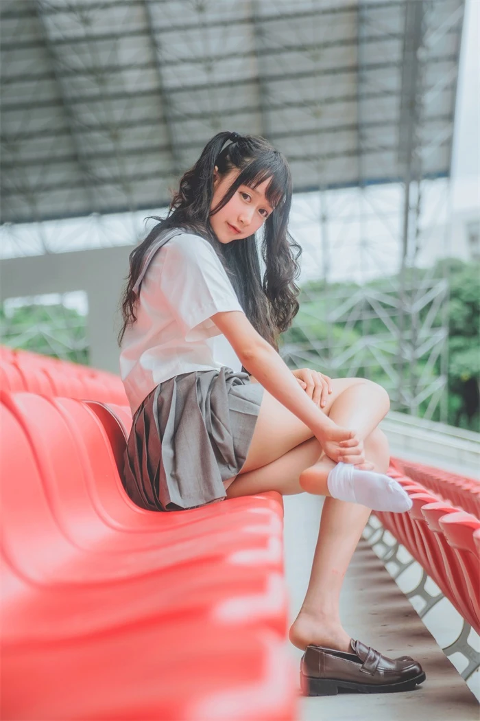网红Coser@木绵绵OwO – 灰色JK [38P/83.3MB]