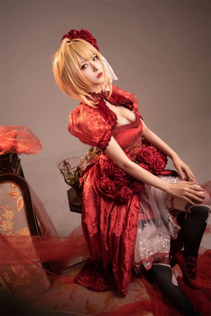 人气动漫Coser@Shika小鹿鹿 尼禄礼服 [15P/30.3MB]