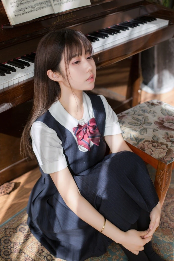 人气动漫Coser@镜酱 – 不知梦 制服 [38P/361MB]