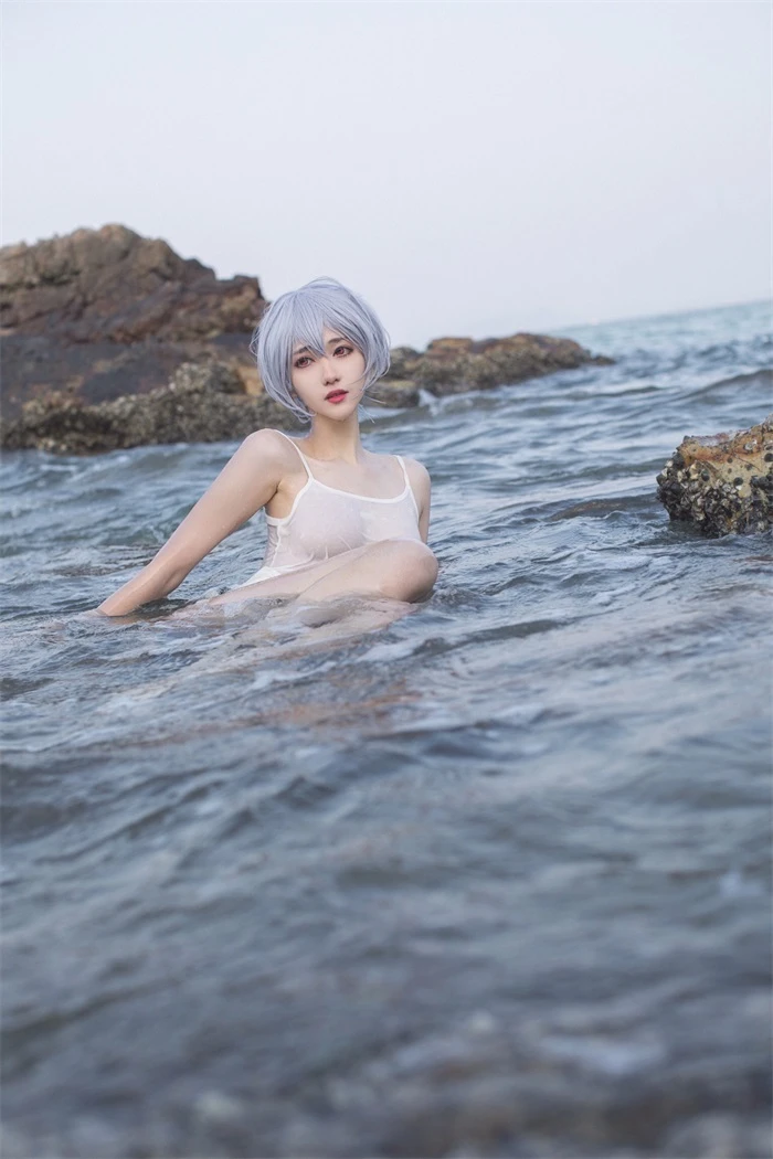 动漫博主@南桃Momoko – 海滩绫波丽白裙 [25P/155MB]